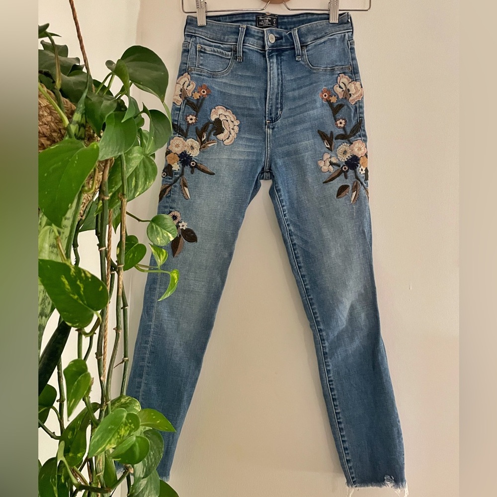 Abercrombie & Fitch High Rise Ankle Jeans - Embroidered Wash👖